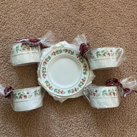 Gibson. Vintage holiday harmony design. Set of 4 teacups & saucers holly design. - Picture 4 of 9